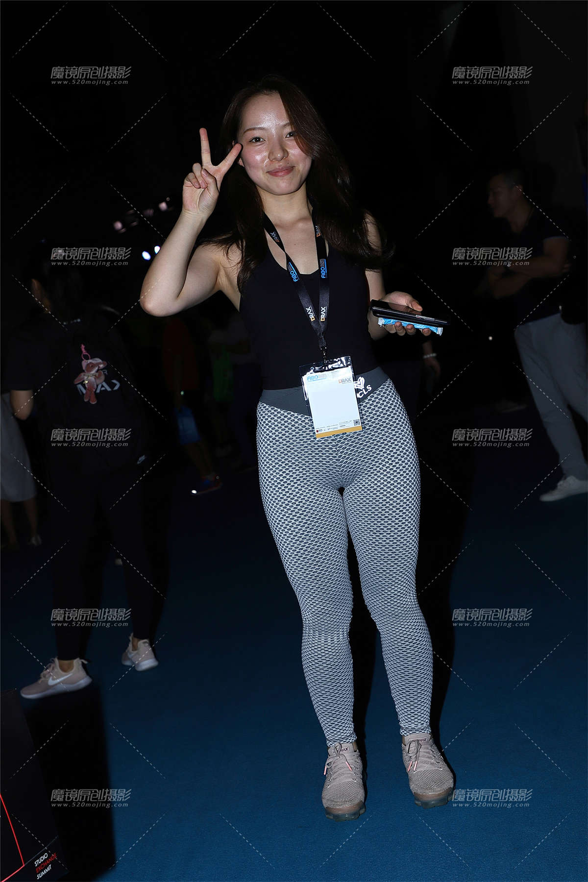 纹身灰色紧身裤美女-日更街拍