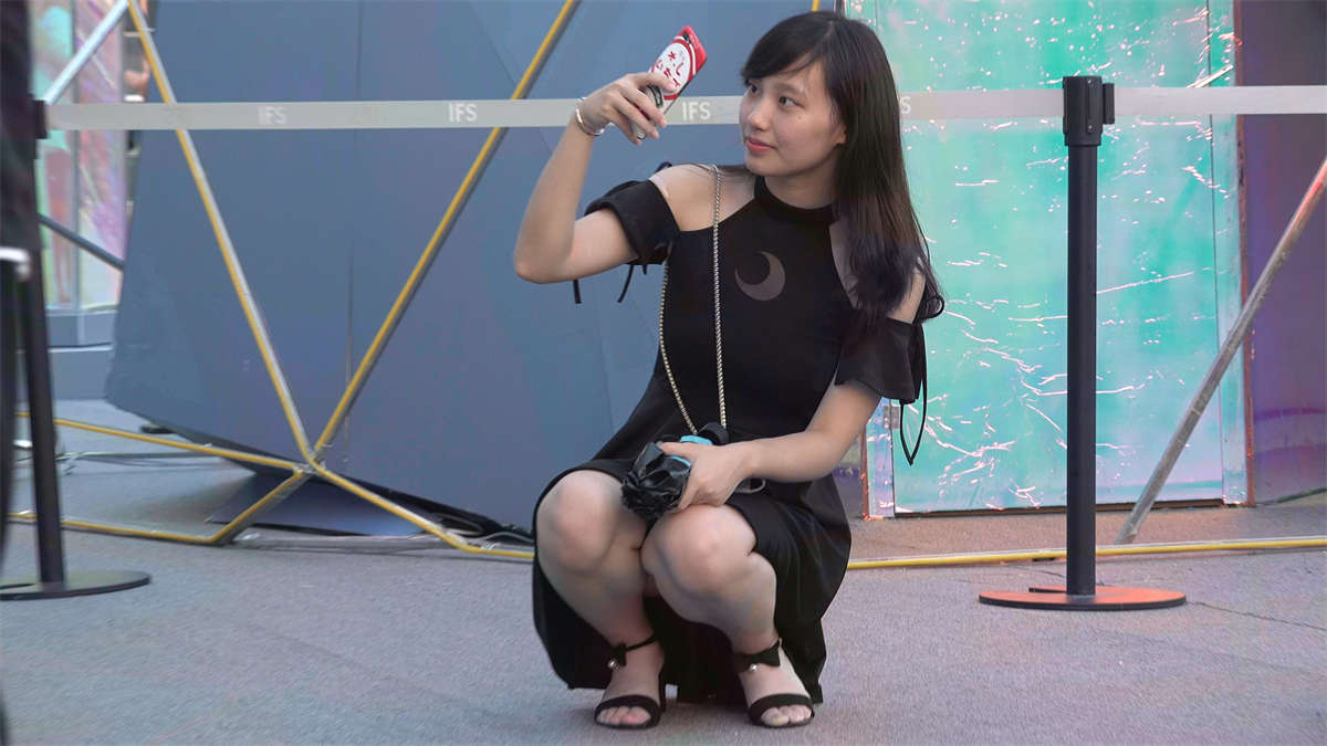 黑色连衣裙美足靓妹-日更街拍