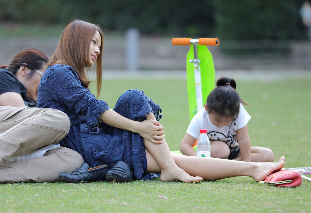 图片[2]-踏青公园街拍系列No.789 温柔婉约的美少妇，精致的素足又细又长 第2套-日更街拍