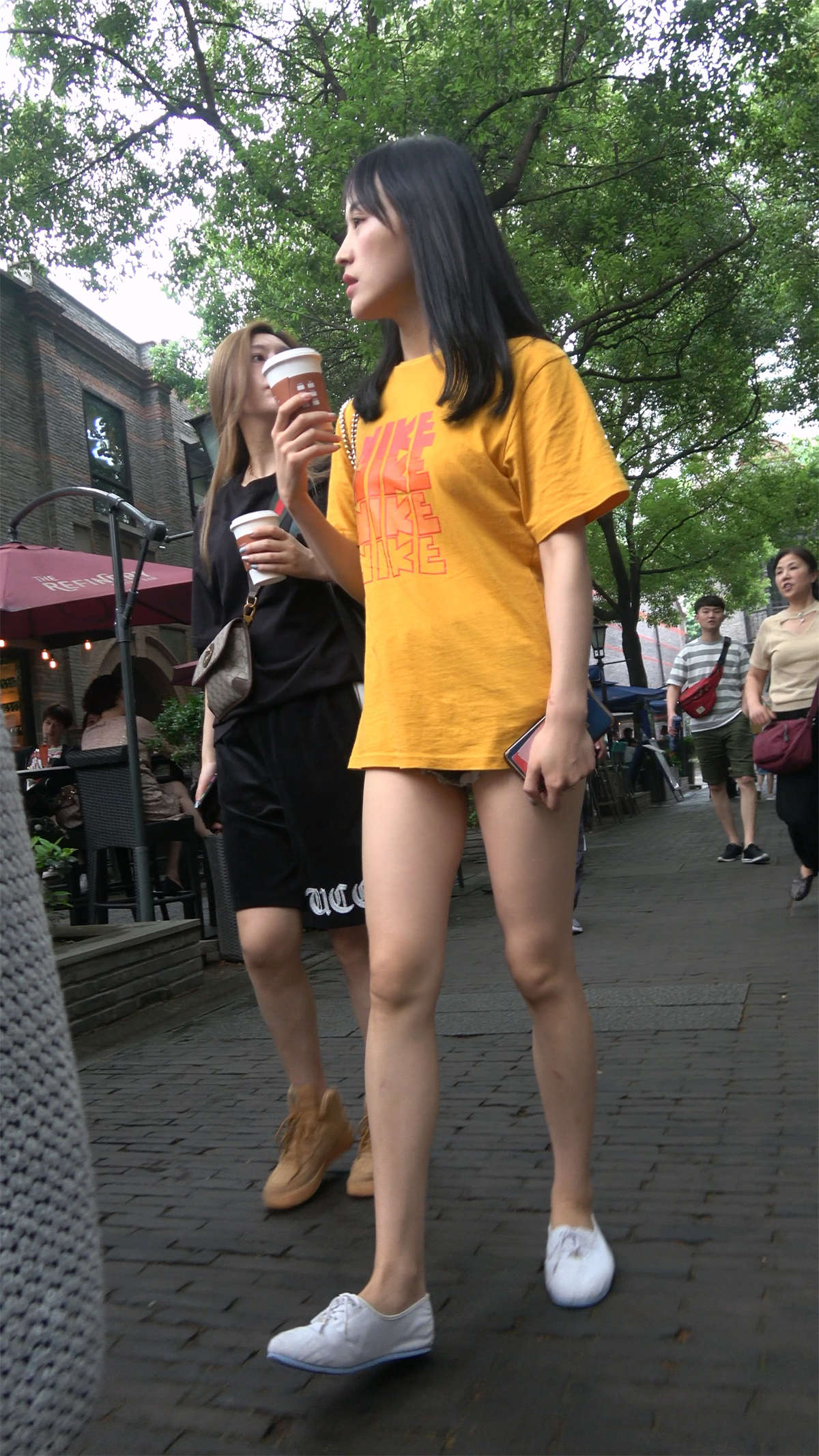 黄T恤超短牛仔月牙臀街拍MM-日更街拍
