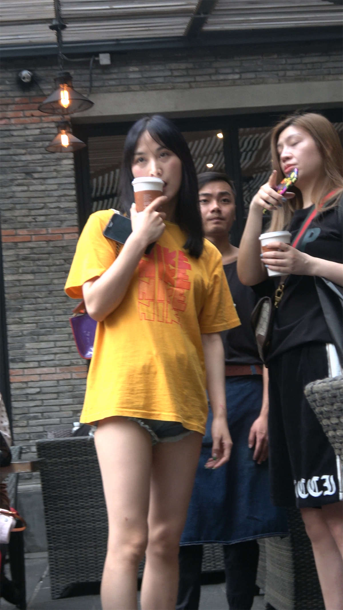 图片[2]-黄T恤超短牛仔月牙臀街拍MM-日更街拍