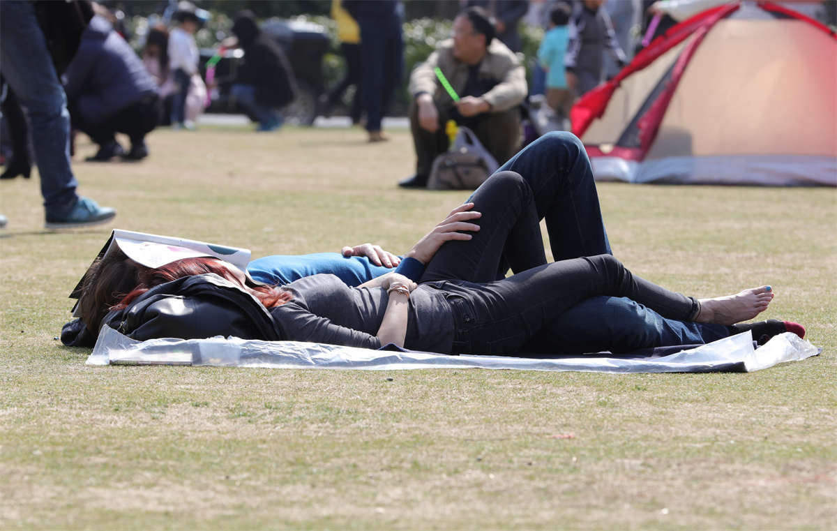 图片[2]-踏青公园街拍系列No.1017 恋爱中缠绵的女孩，旁若无人，瘦长美足独领草地风骚 第3套-日更街拍