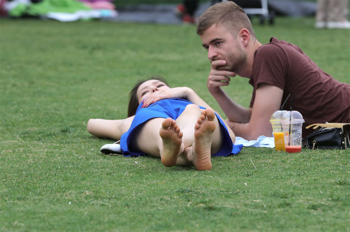 图片[2]-踏青公园街拍系列No.1721 来自北欧童话中的迷人女孩，玉骨冰肌非同凡响 第2套-日更街拍