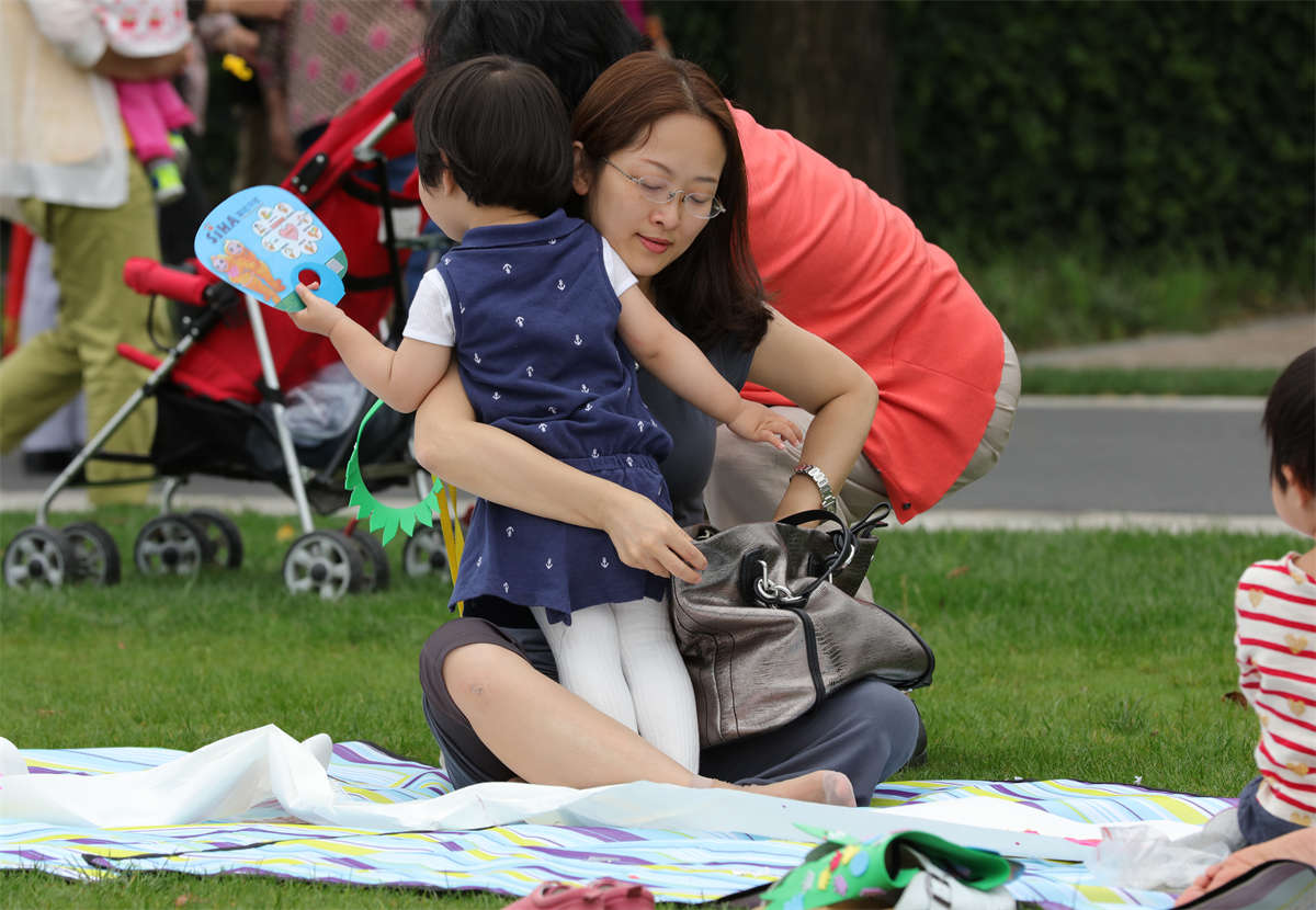 图片[2]-踏青公园街拍系列No.1210 清秀少妇可能还不知道，超薄肉丝足底已经破了-日更街拍