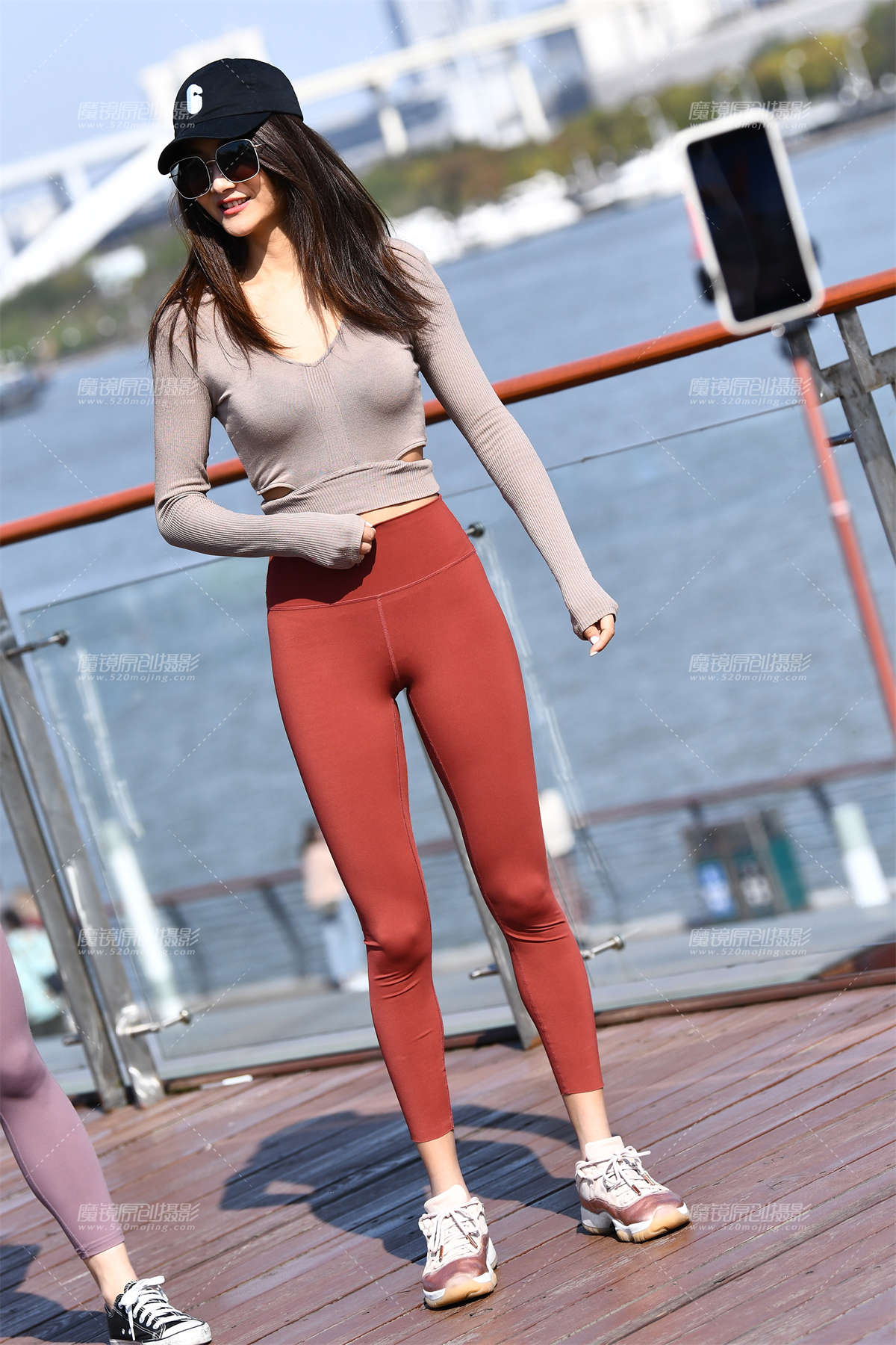 (补档)红色紧身秀身材-日更街拍