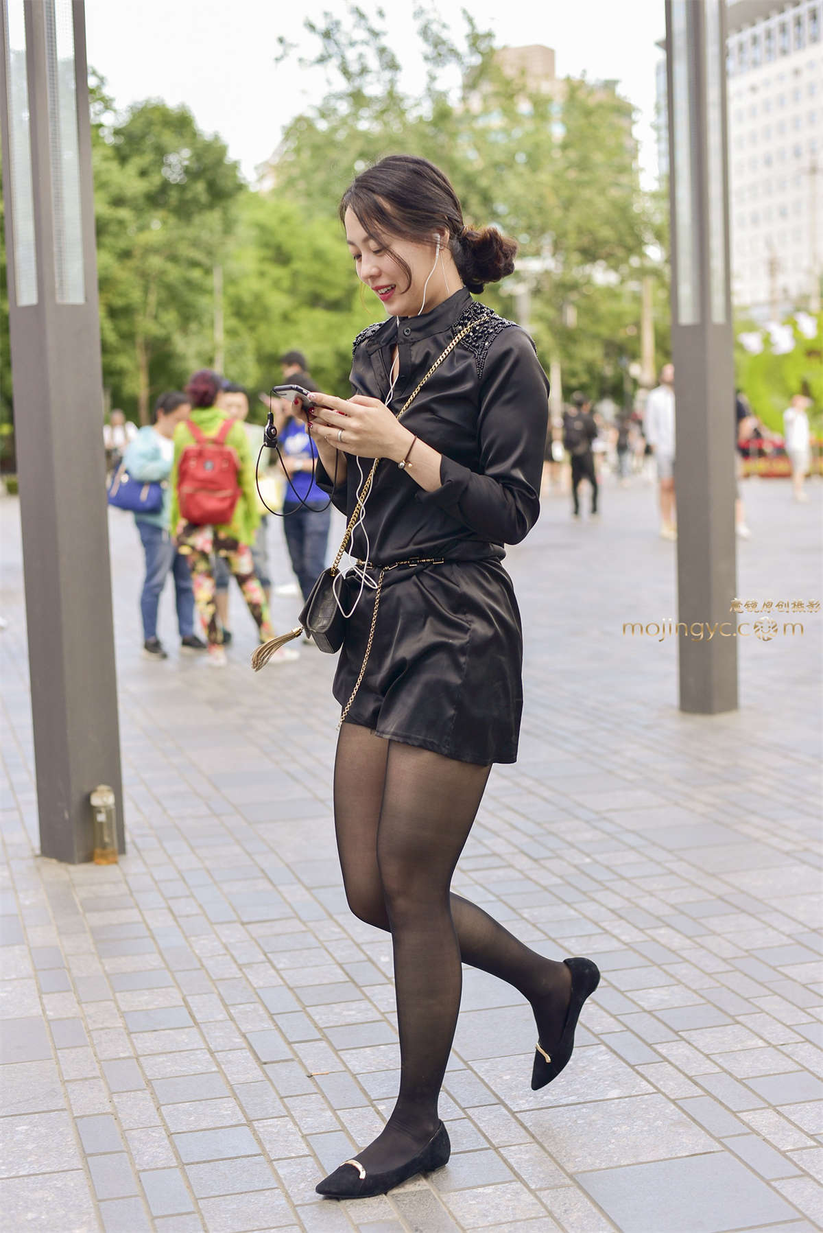 图片[2]-8.8黑丝皮裙美少妇-日更街拍