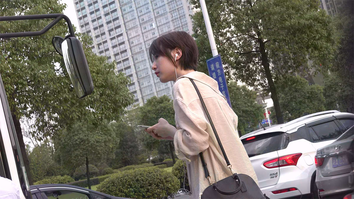 短发小姐姐粉嫩玉足令人垂涎-日更街拍