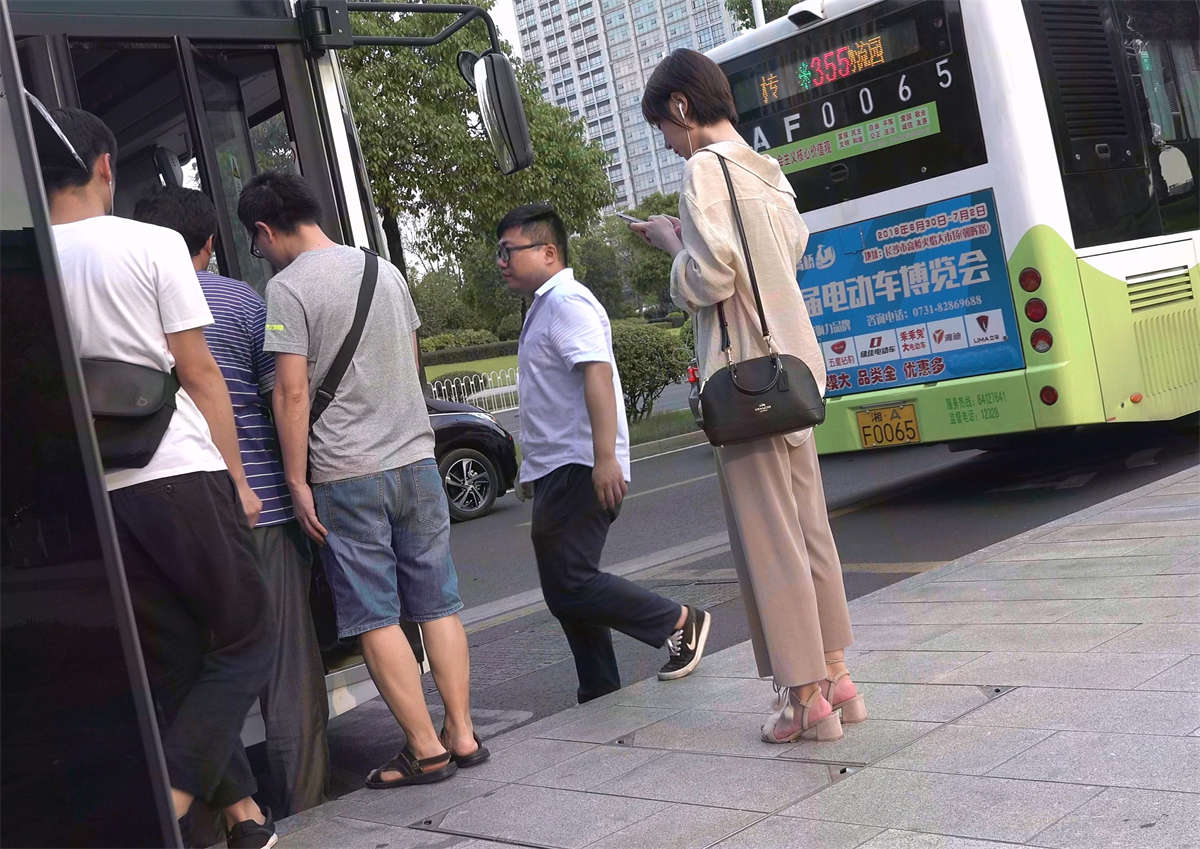 图片[2]-短发小姐姐粉嫩玉足令人垂涎-日更街拍