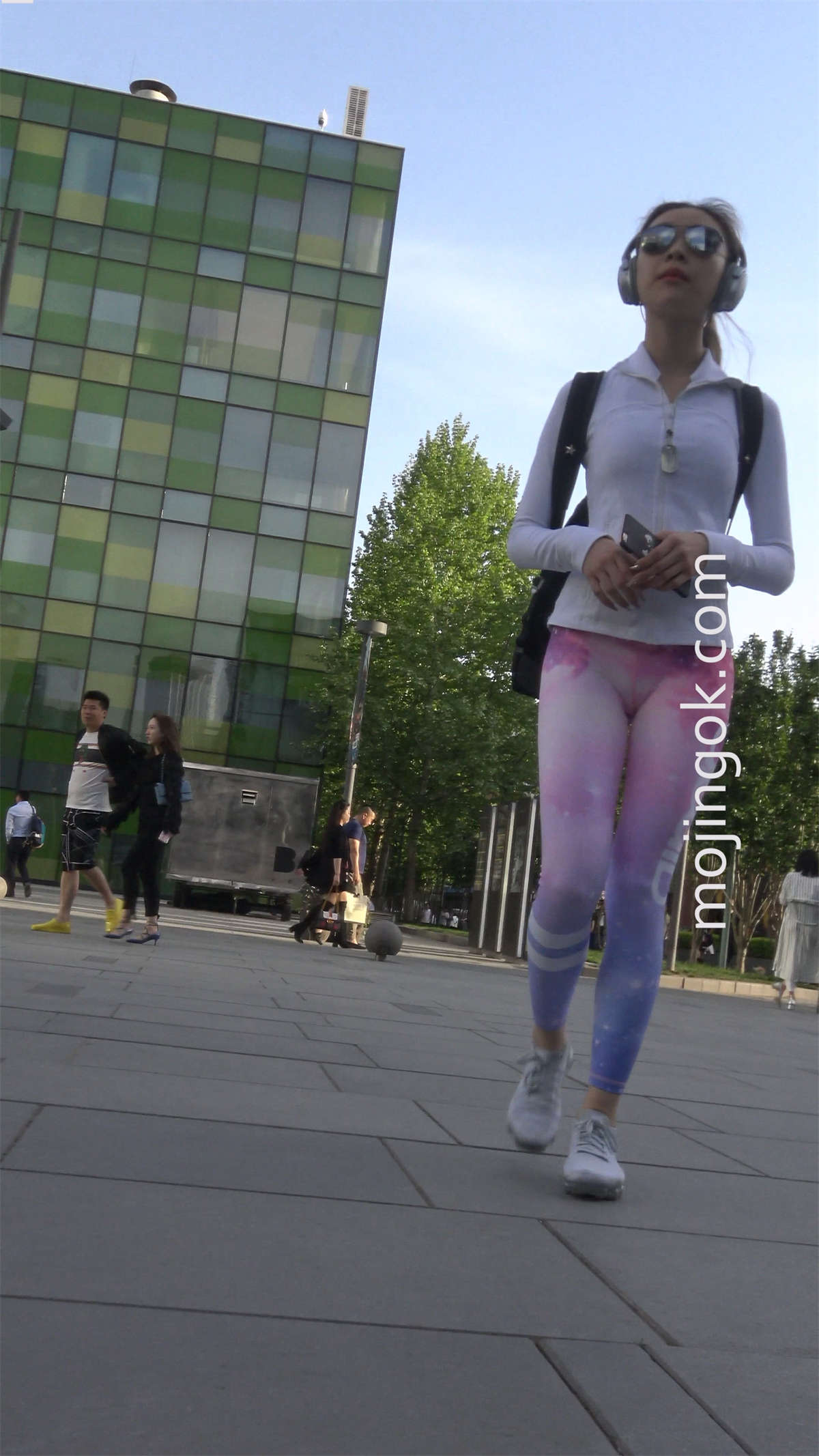 图片[2]-听歌的多彩紧身瑜伽裤清秀美女-日更街拍