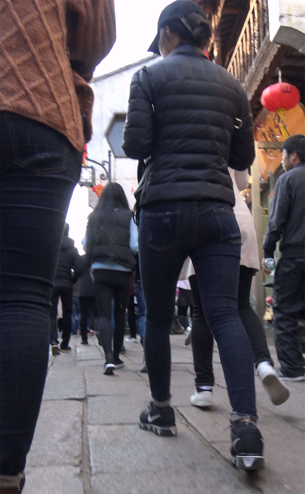 灰色紧身牛仔裤鸭舌帽气质街拍美女-日更街拍