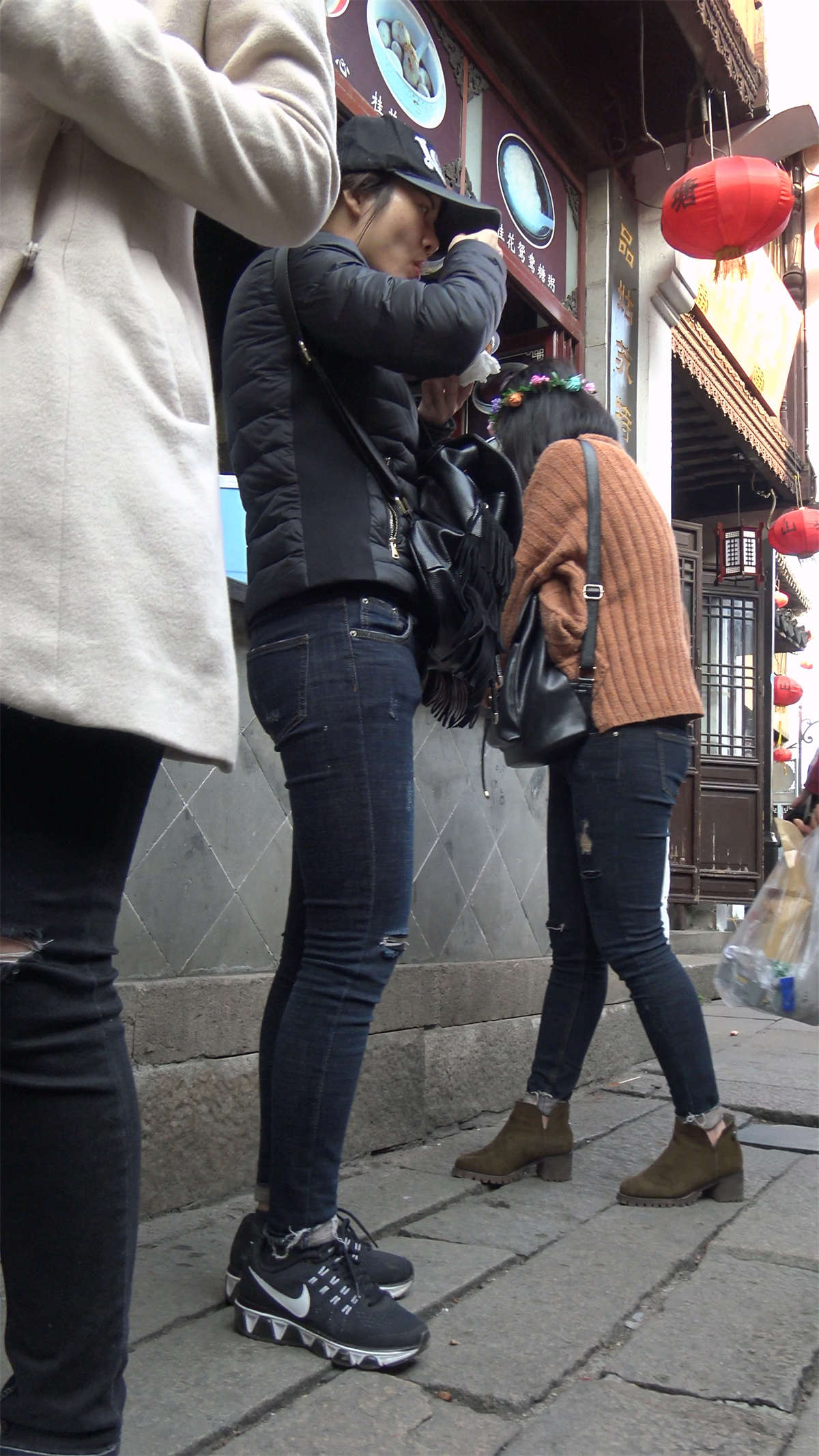 图片[2]-灰色紧身牛仔裤鸭舌帽气质街拍美女-日更街拍