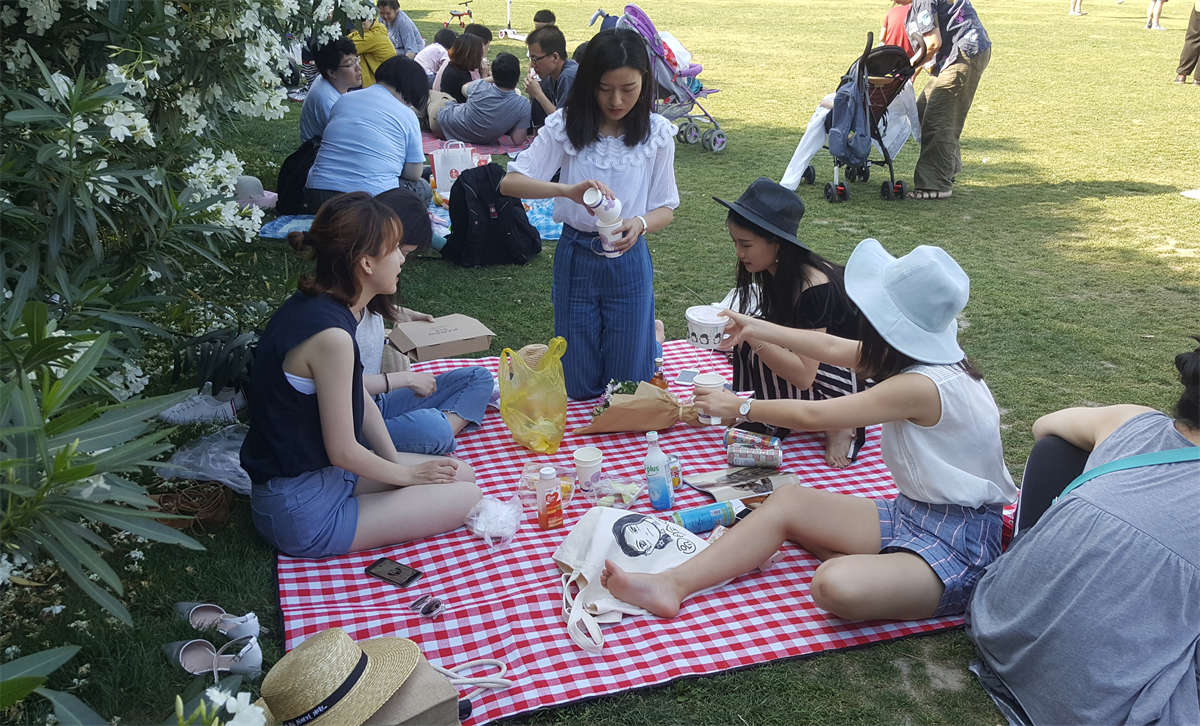 图片[2]-踏青公园街拍系列No.790 漂亮女孩扎堆到老江湖的眼光都无法取舍，只能全部拿下 第1套-日更街拍