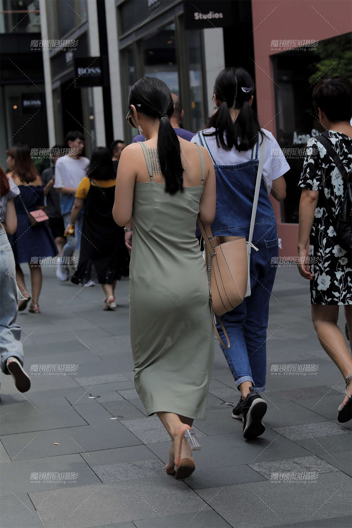 图片[2]-【凯恩赛贴】嘴刁棒棒糖 御姐很潇洒-日更街拍