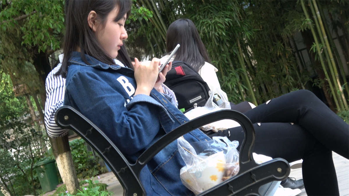 坐在凳子上吃东西的肉丝美足插图1