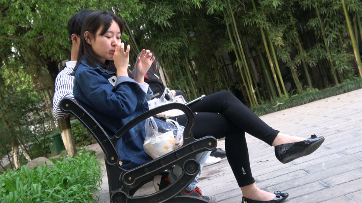 坐在凳子上吃东西的肉丝美足-日更街拍