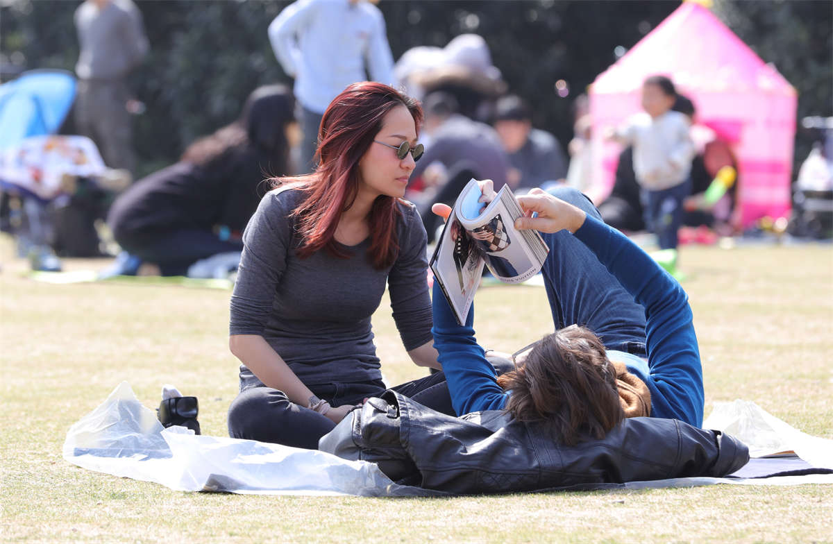 图片[2]-踏青公园街拍系列No.1018 恋爱中缠绵的女孩，旁若无人，瘦长美足独领草地风骚 第2套-日更街拍