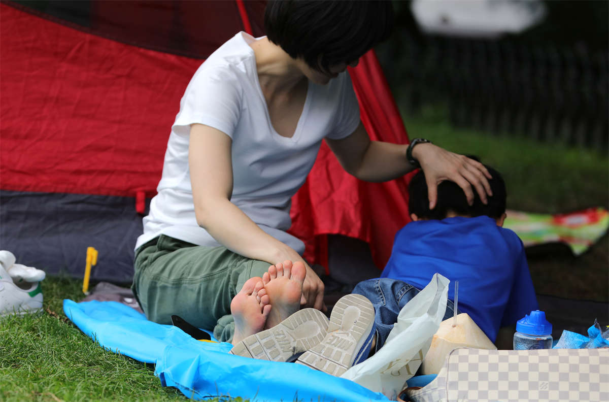 踏青公园街拍系列No.1722 极具女人味的少妇一双细白素足如少女般幼滑-日更街拍