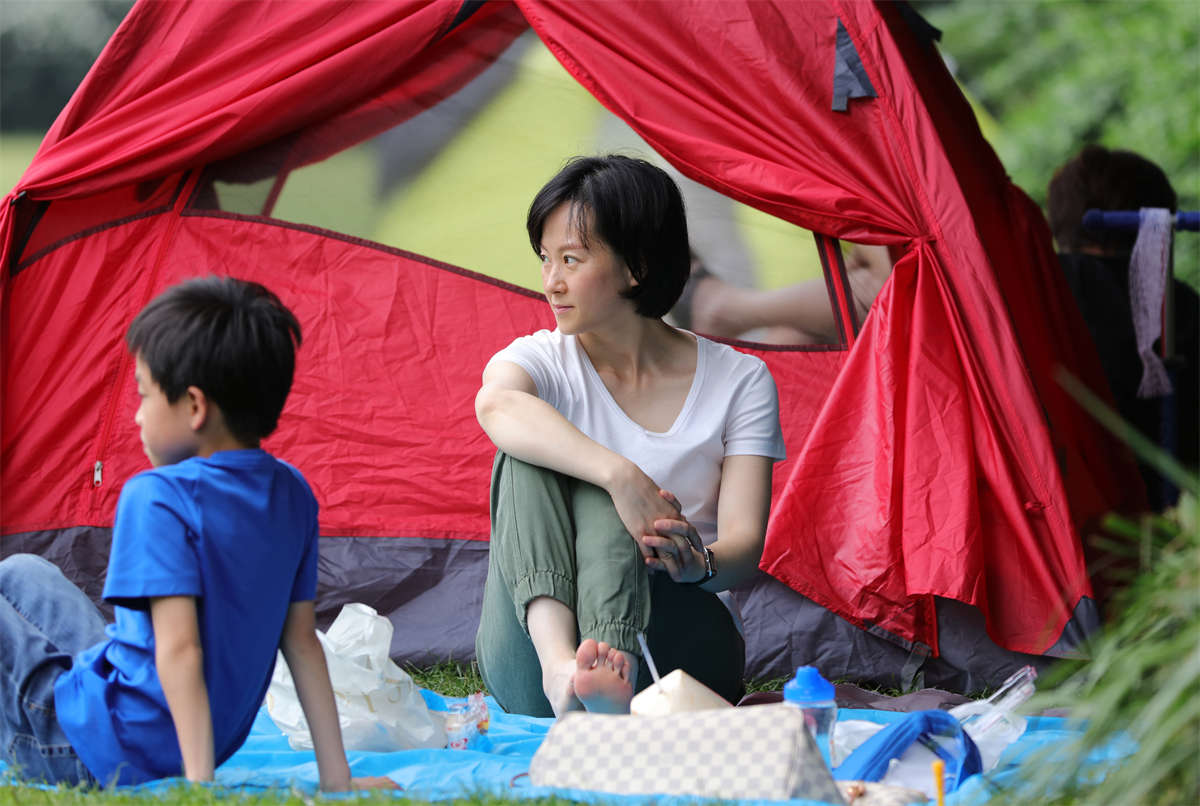 图片[2]-踏青公园街拍系列No.1722 极具女人味的少妇一双细白素足如少女般幼滑-日更街拍