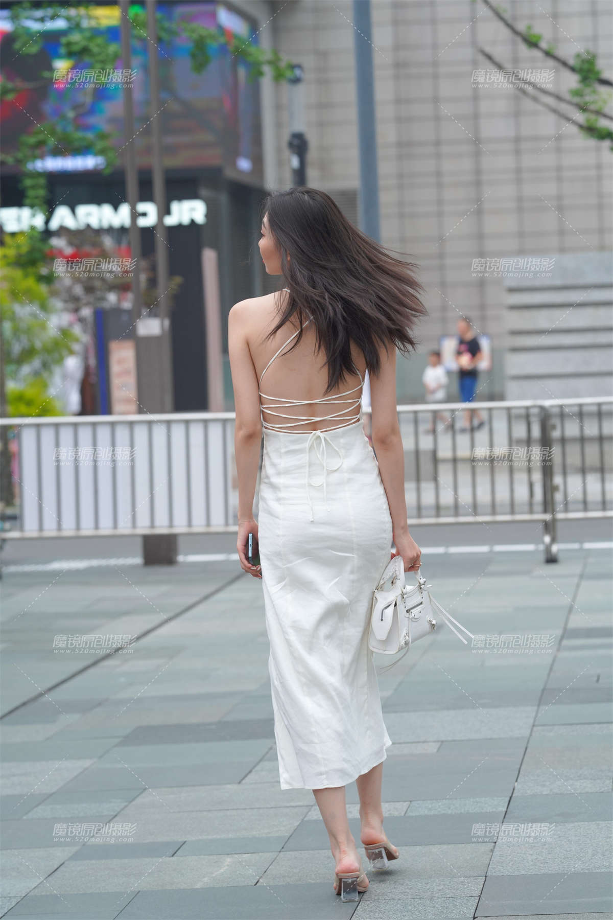 图片[2]-明媚的气息 非常迷人小姐姐-日更街拍