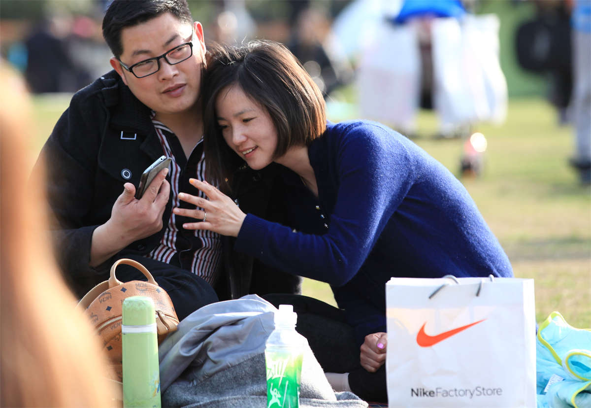 图片[2]-踏青公园街拍系列No.947 笑容如此绽放，丝足更添光彩-日更街拍