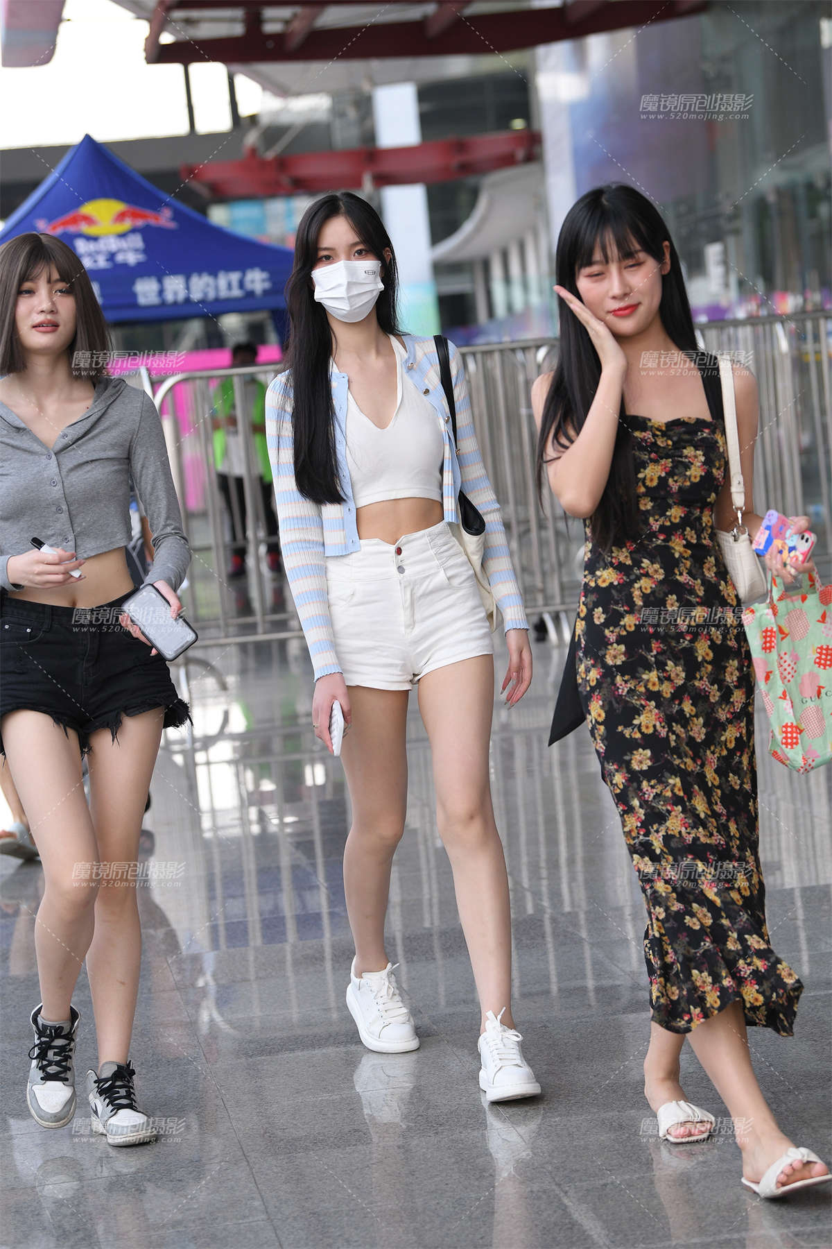 白热裤长腿女孩-日更街拍