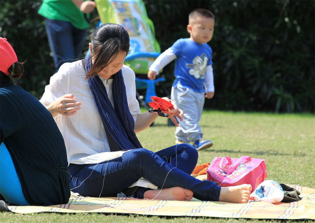 图片[2]-踏青公园街拍系列No.1211 清秀少妇的盘腿坐姿竟是不常见的双脚合十-日更街拍