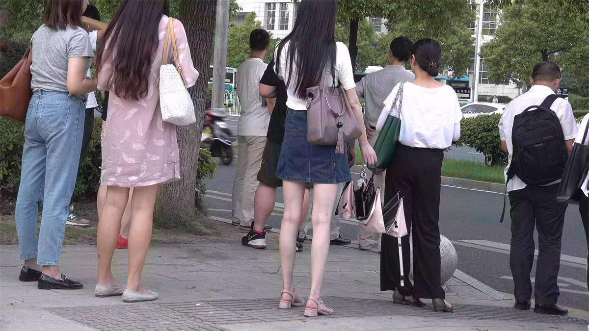 极度粉嫩玉足靓妹-日更街拍