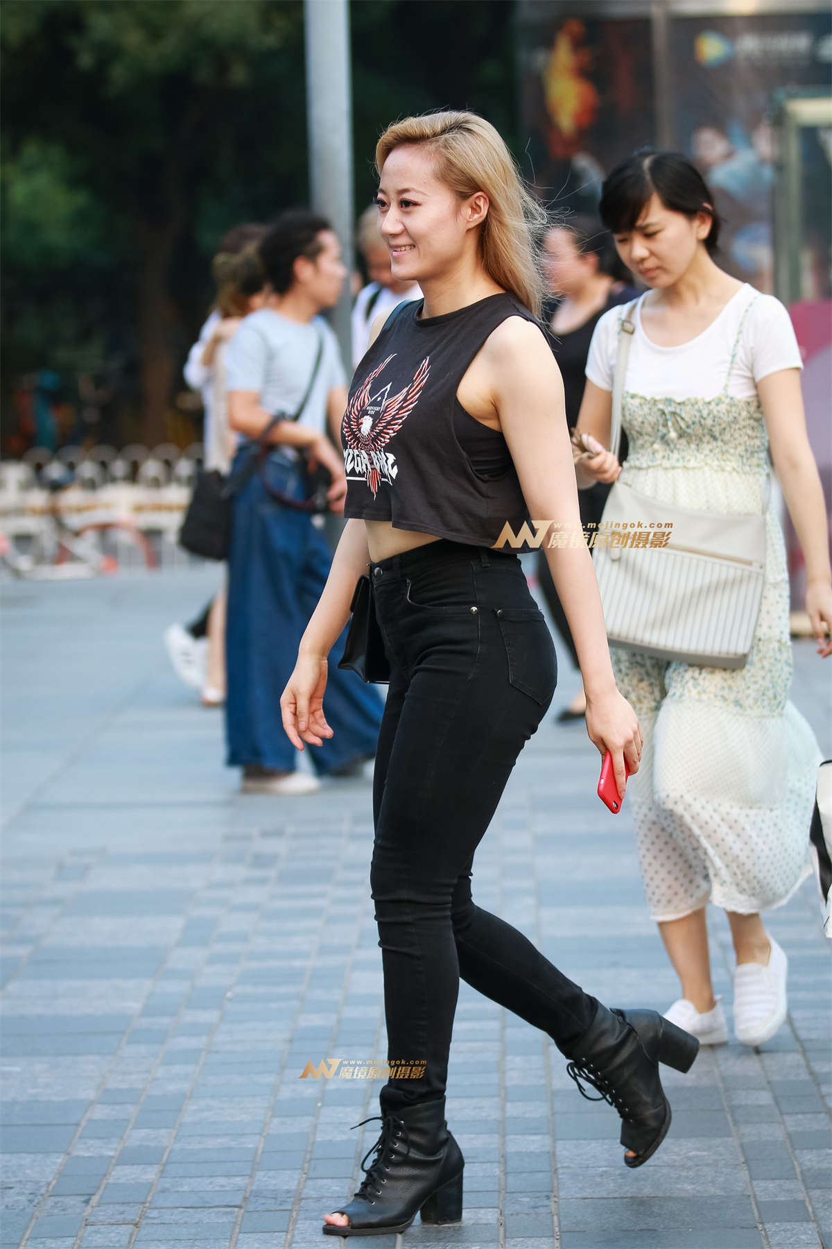 紧身翘臀美少妇 有一些韵味-日更街拍