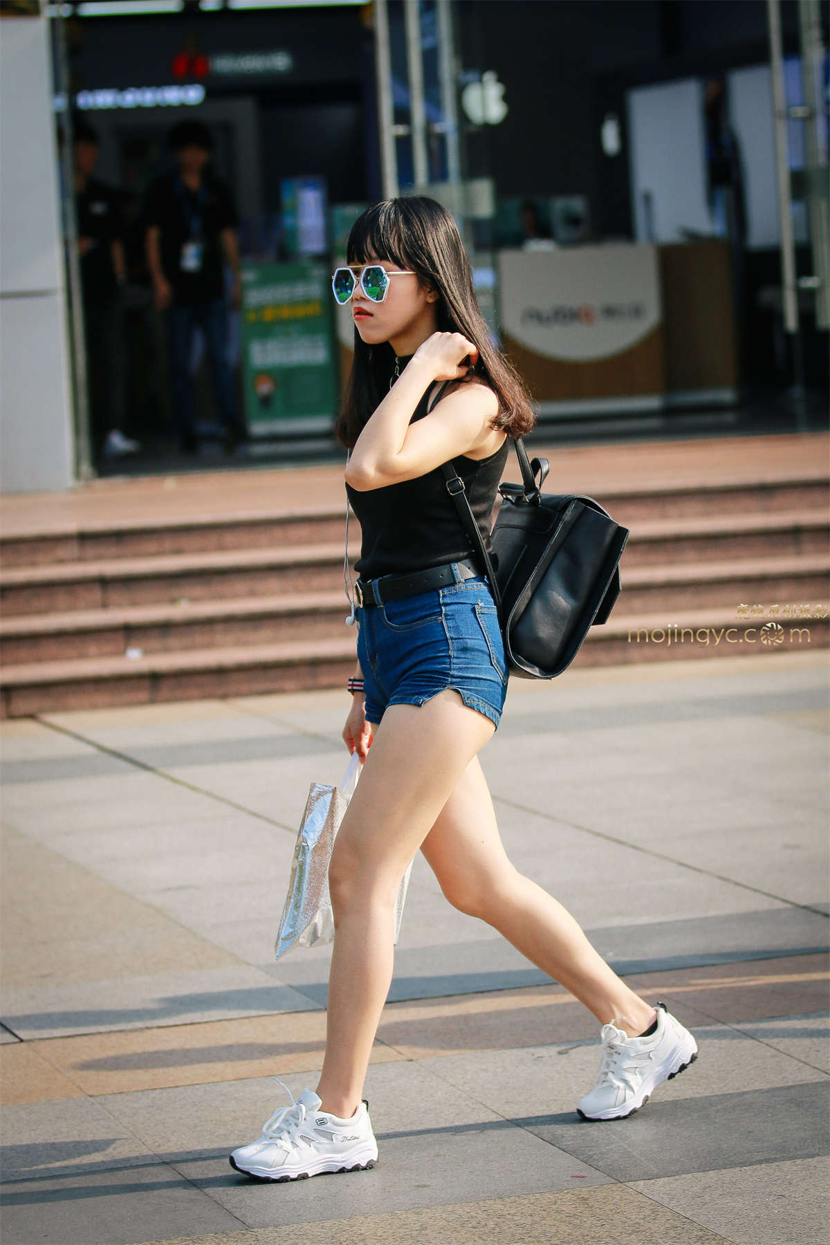 图片[2]-超短热裤 勒的绷紧-日更街拍