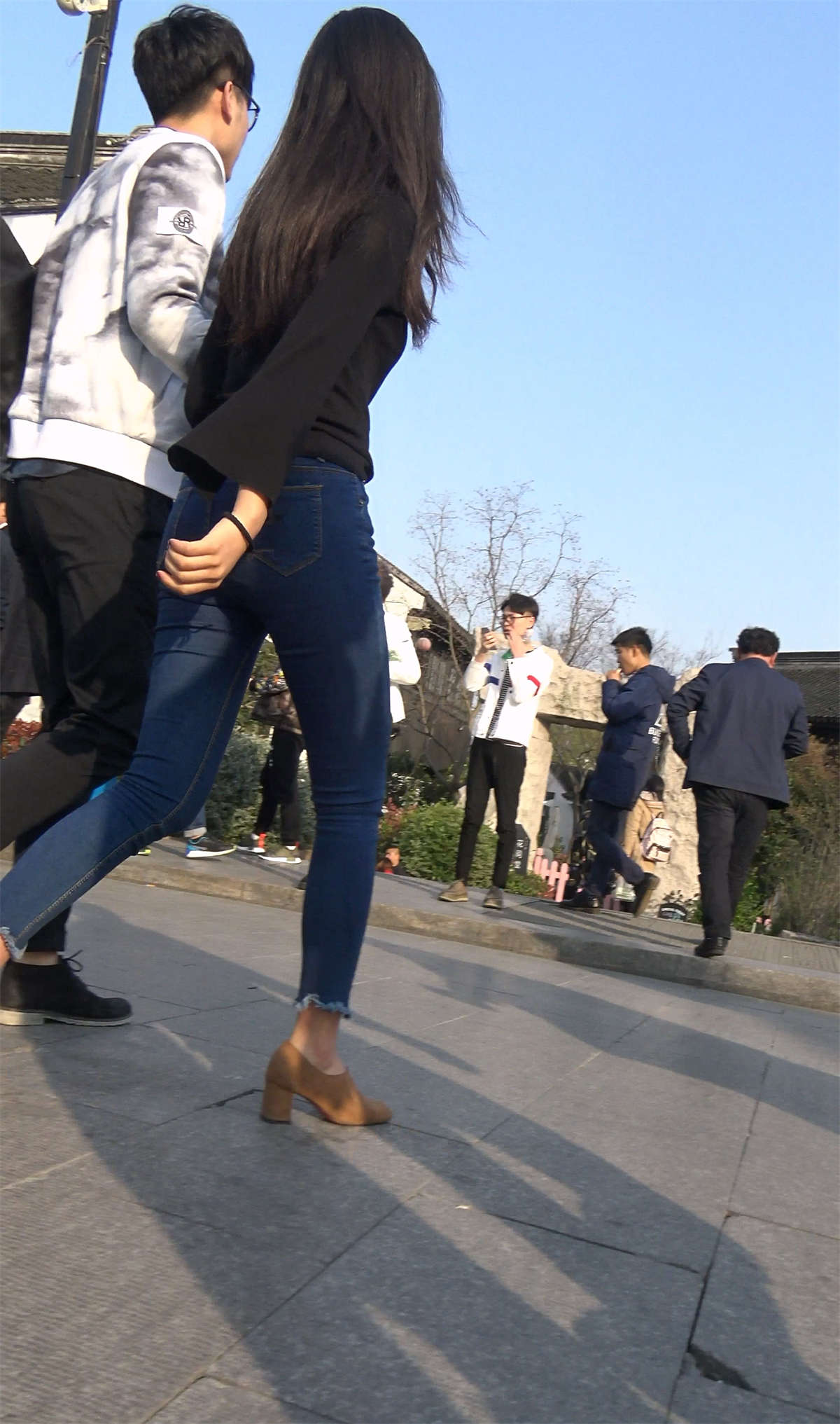 街拍极品身材紧身蓝牛黑T恤好身材女神-日更街拍