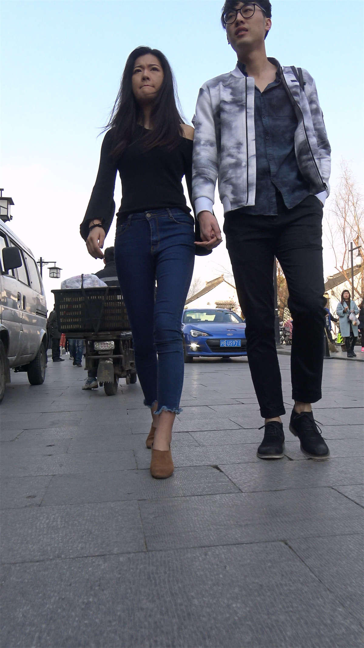 图片[2]-街拍极品身材紧身蓝牛黑T恤好身材女神-日更街拍