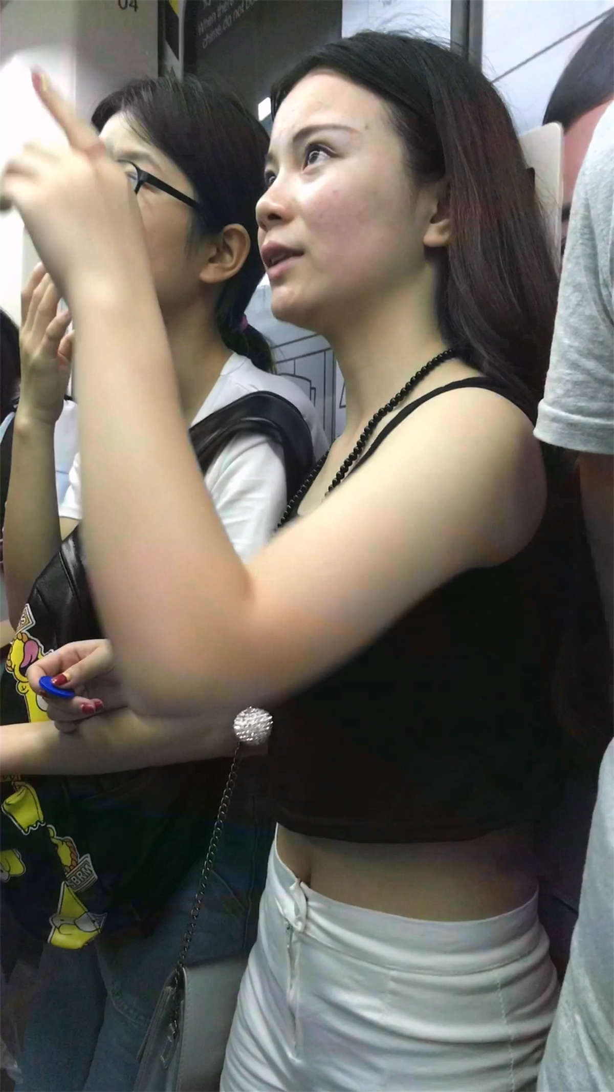 地铁上的极品短裤妹子-日更街拍