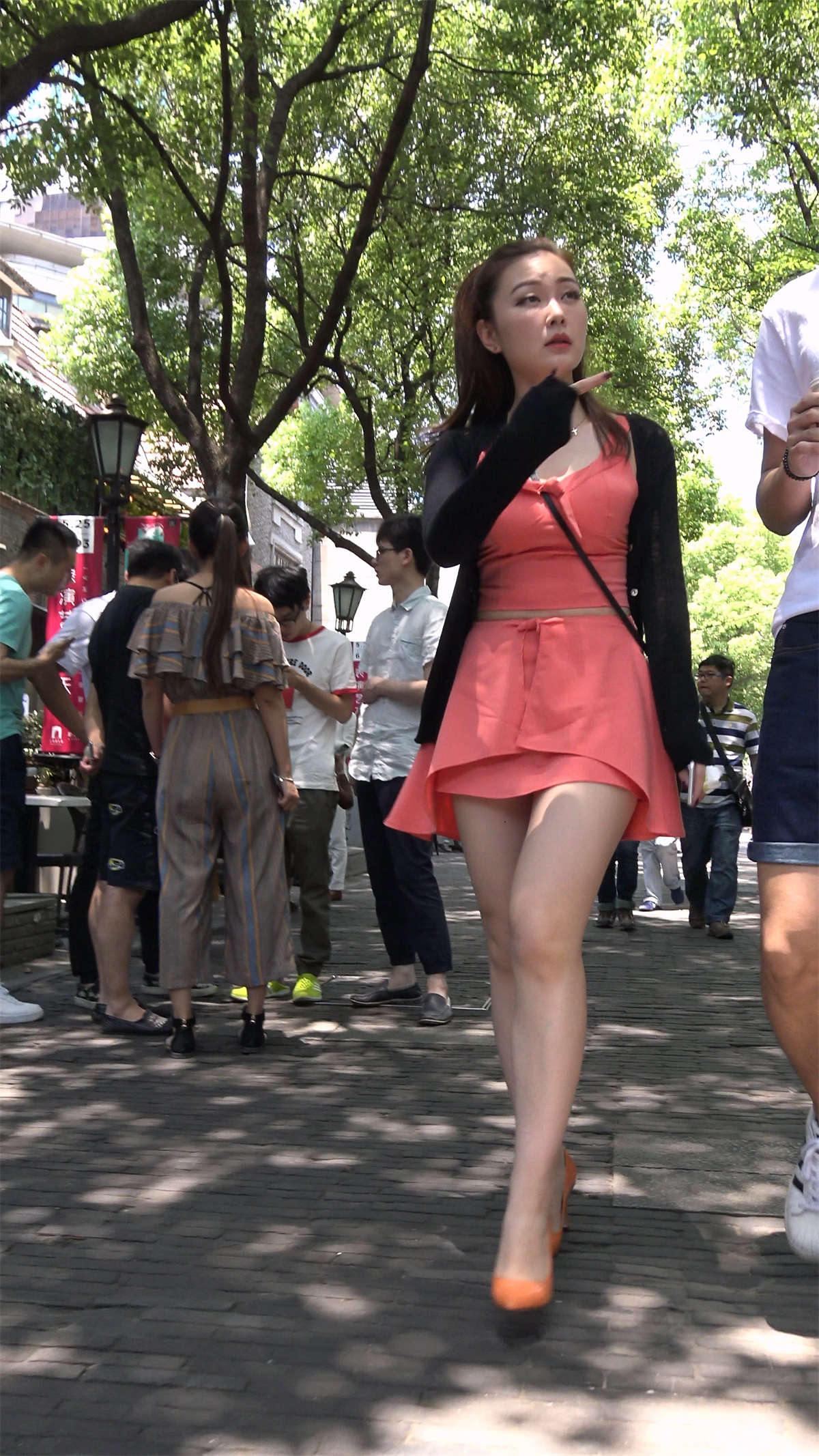 图片[2]-丰满性感连衣裙美腿高颜值女神姐姐-日更街拍