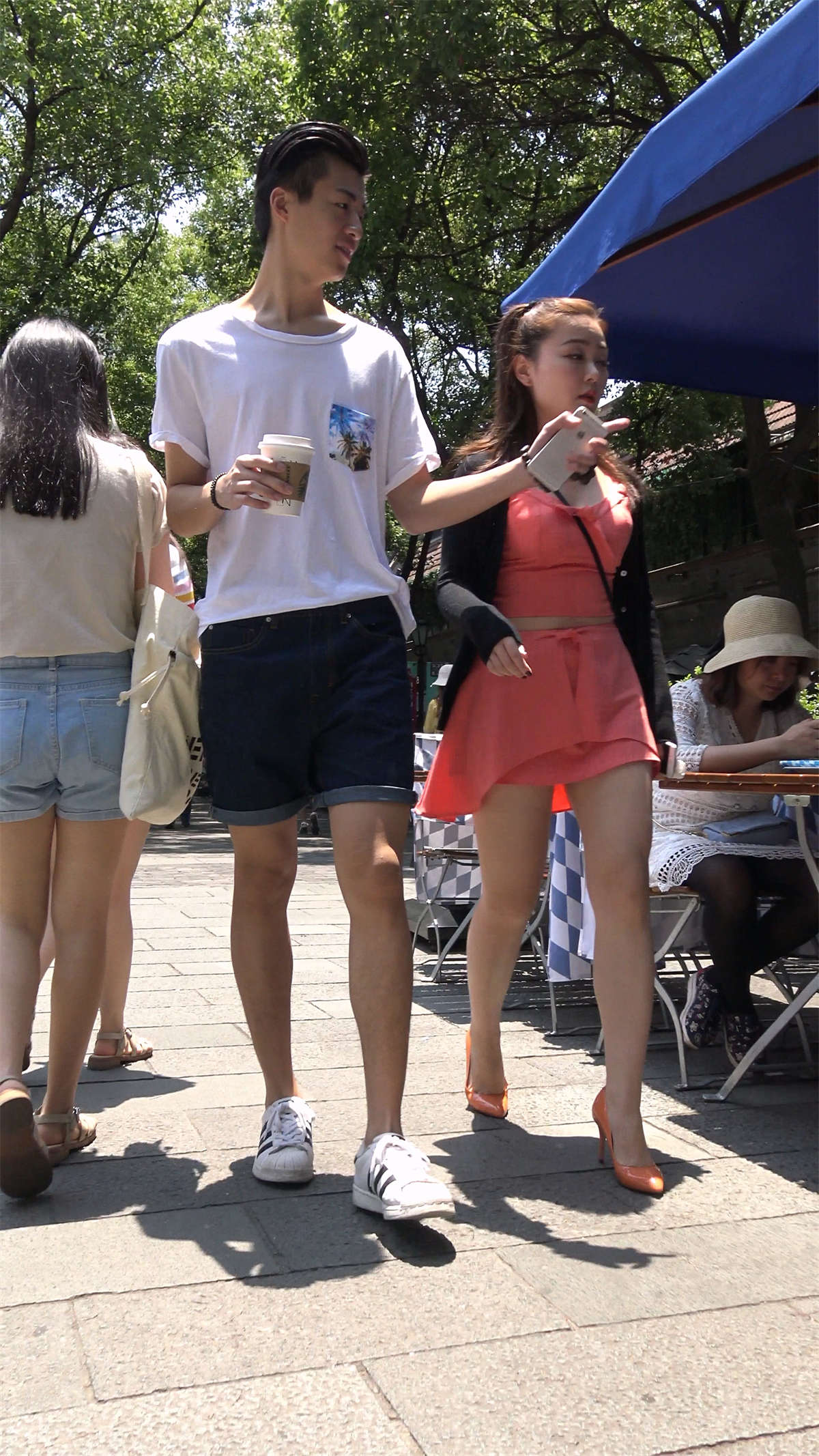 丰满性感连衣裙美腿高颜值女神姐姐-日更街拍