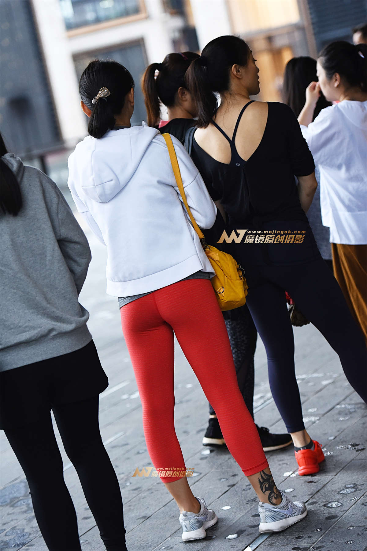 等待入场的少妇-日更街拍