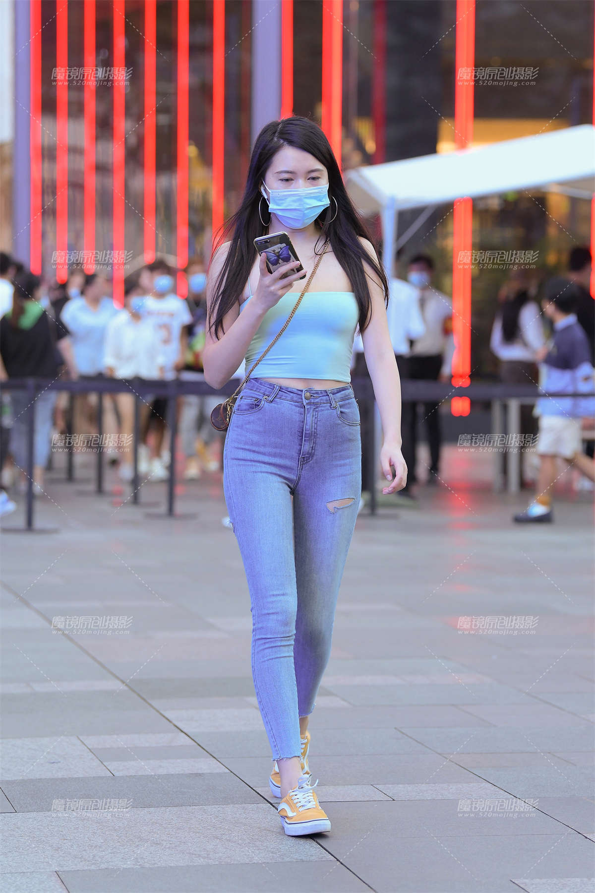 性感破洞铅笔紧牛美女-日更街拍