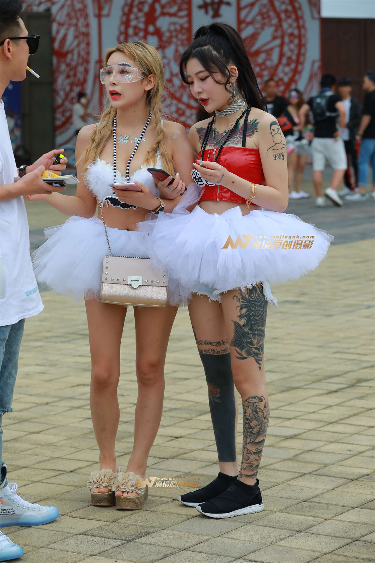 【视觉冲击赛帖】性感低胸，两个白天鹅-日更街拍