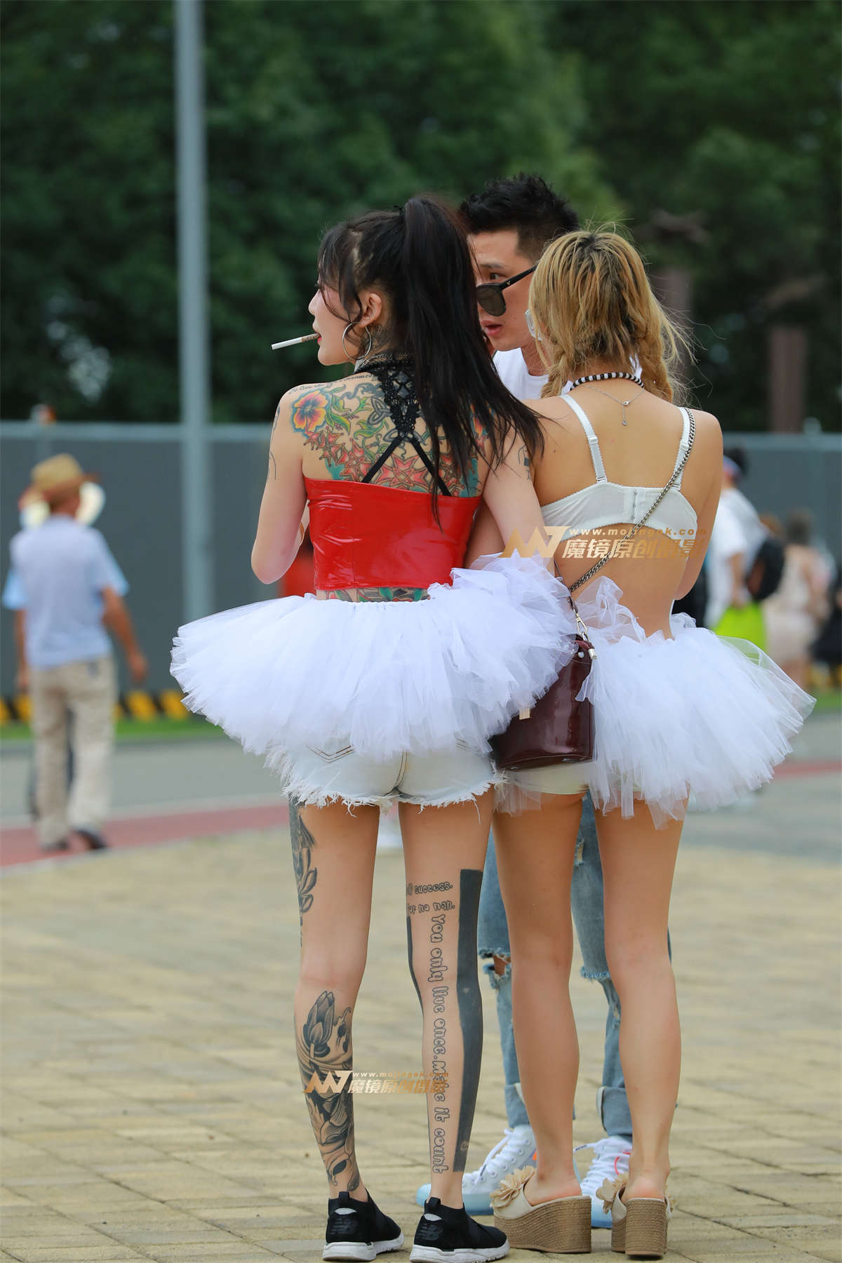 图片[2]-【视觉冲击赛帖】性感低胸，两个白天鹅-日更街拍