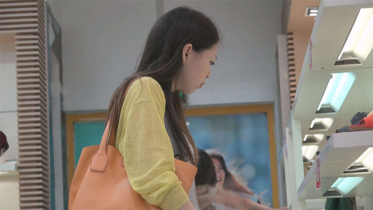 试鞋少妇一双骨感纯净的高分素足-日更街拍