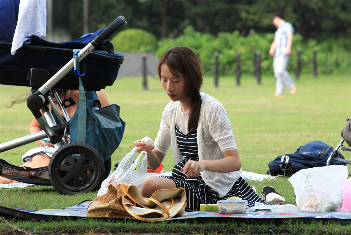 图片[2]-踏青公园街拍系列No.1019 拍脚面的时候被察觉，所以只有光滑的足底可看-日更街拍