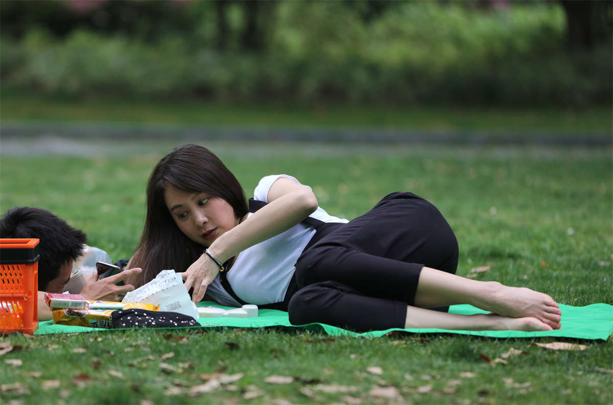 图片[2]-踏青公园街拍系列No.1723 矜持的长发大美女，听到要为她拍照时打开了身段-日更街拍