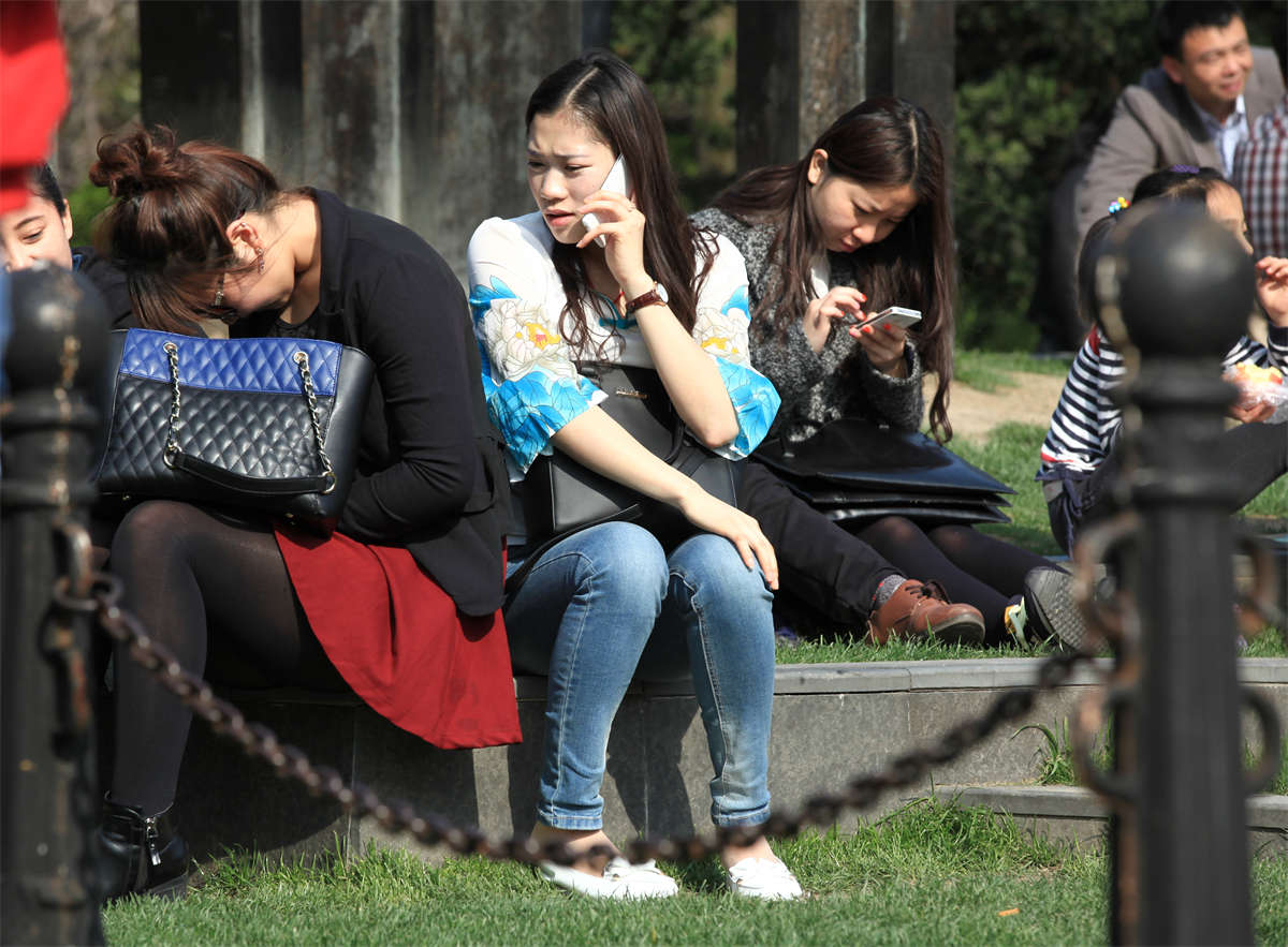 图片[2]-踏青公园街拍系列No.948 纤细瘦长的肉丝足底-日更街拍