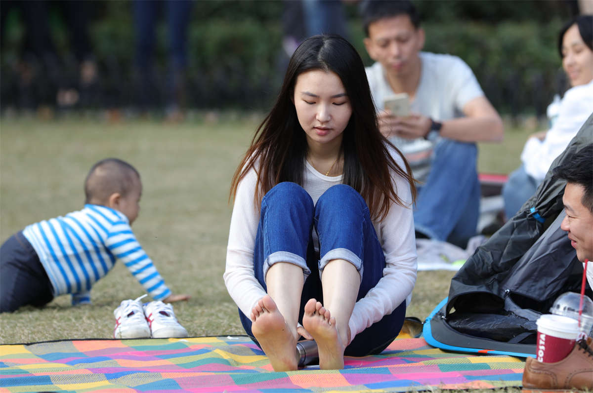 图片[2]-踏青公园街拍系列No.1212 清纯女神露出一双白璧无瑕般精致的长趾玉足-日更街拍