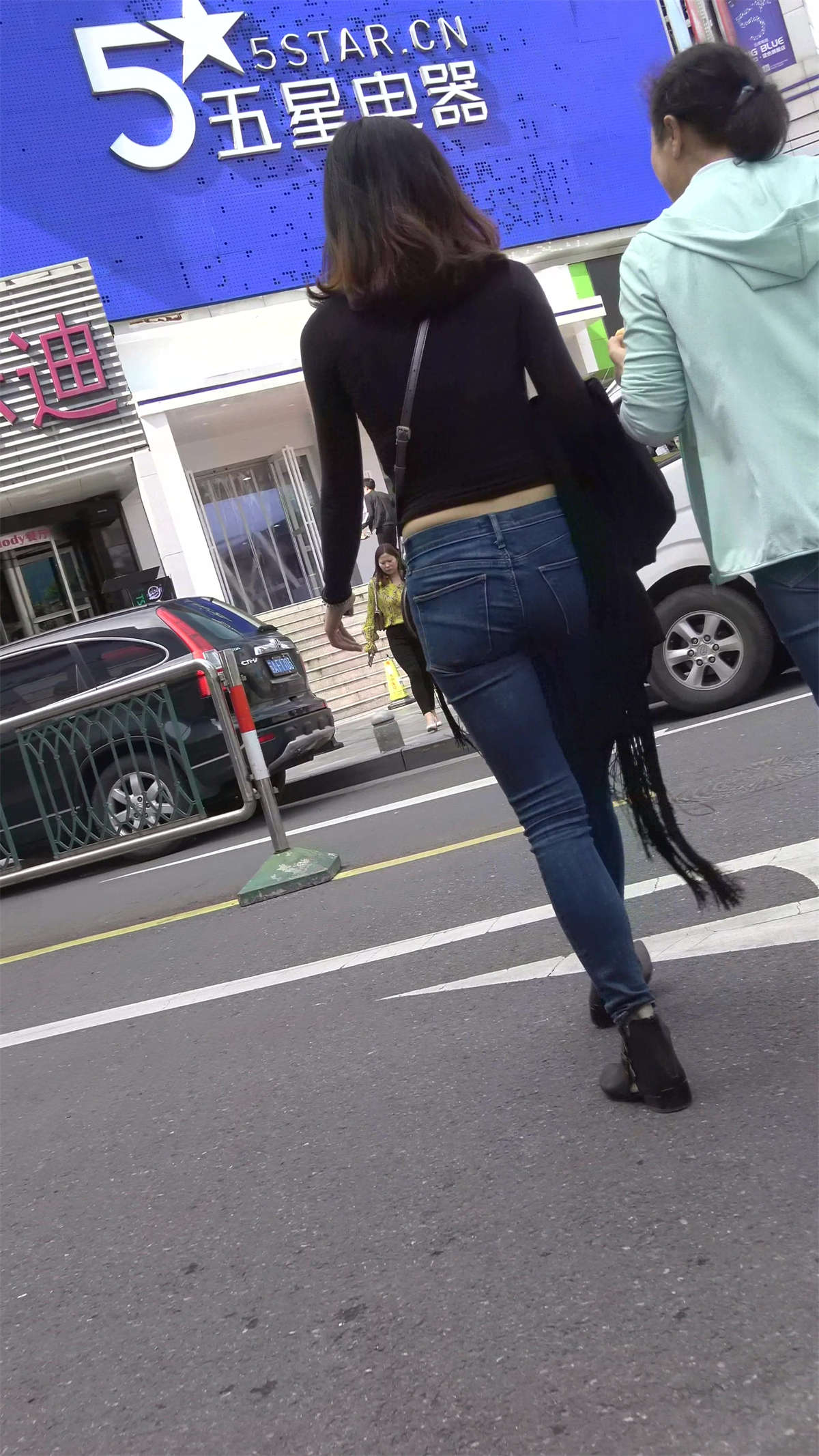 街拍紧身牛仔裤美女，个顶个的紧-日更街拍
