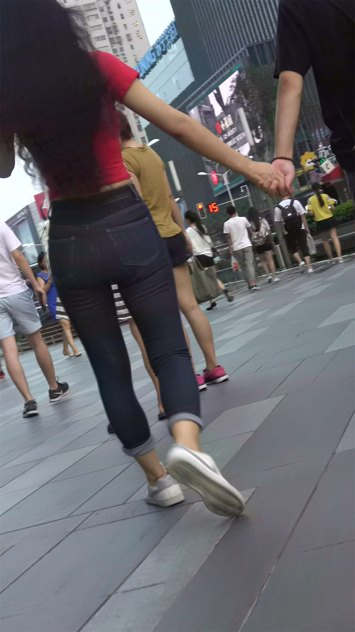 图片[2]-红T恤曼妙小蛮腰丰臀紧身蓝牛美女-日更街拍