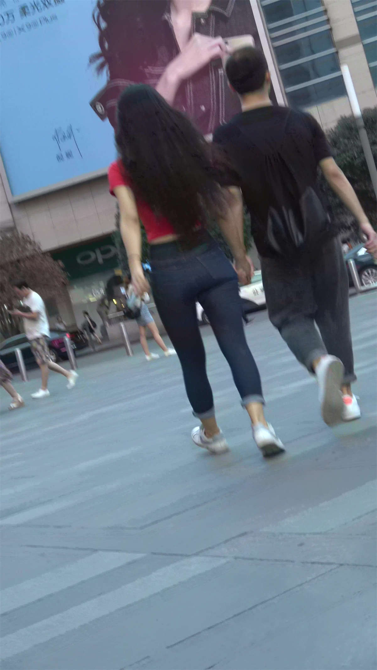 红T恤曼妙小蛮腰丰臀紧身蓝牛美女-日更街拍