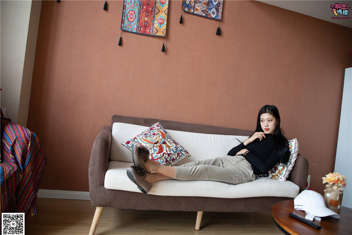 物恋传媒No.070期：苏镶-气质美女演绎短肉丝-日更街拍