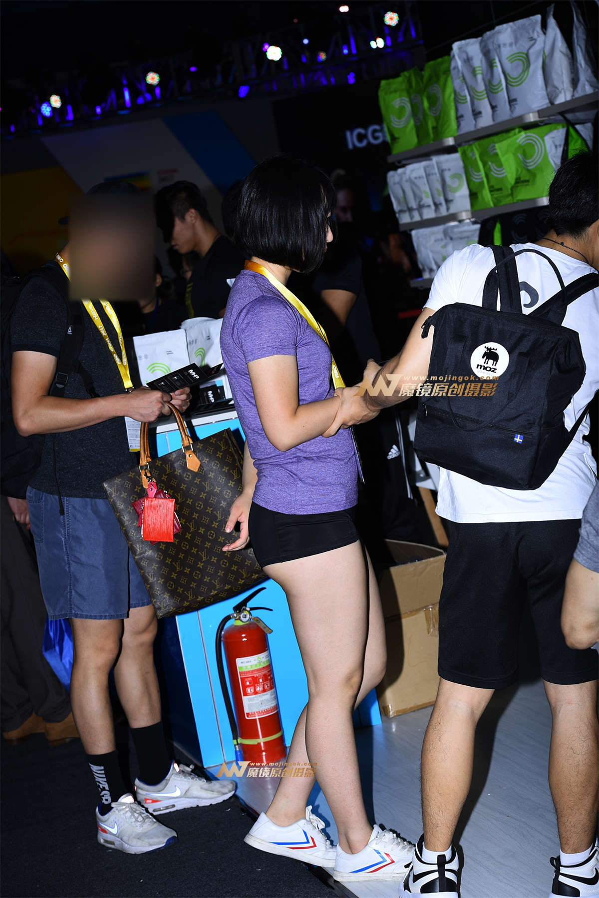 短裤翘臀-日更街拍