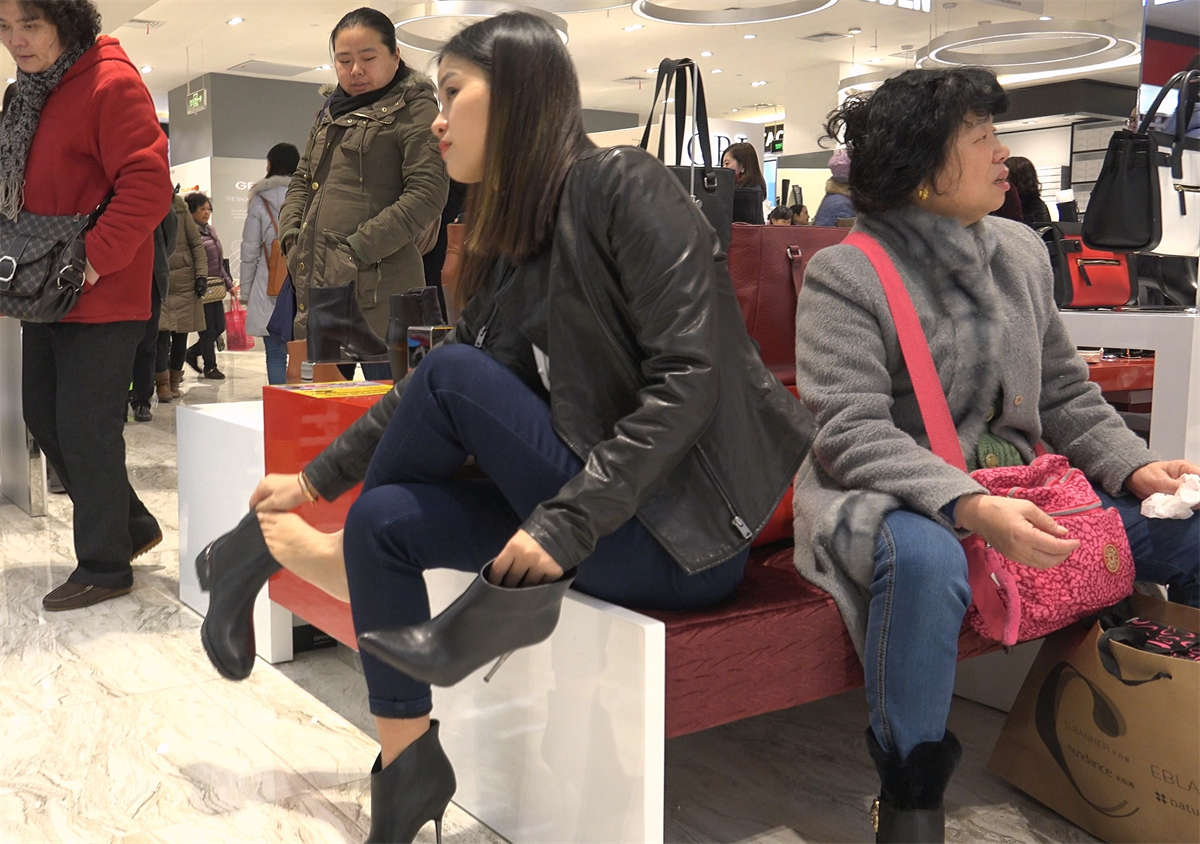 图片[2]-光脚穿鞋子的小姐姐-日更街拍