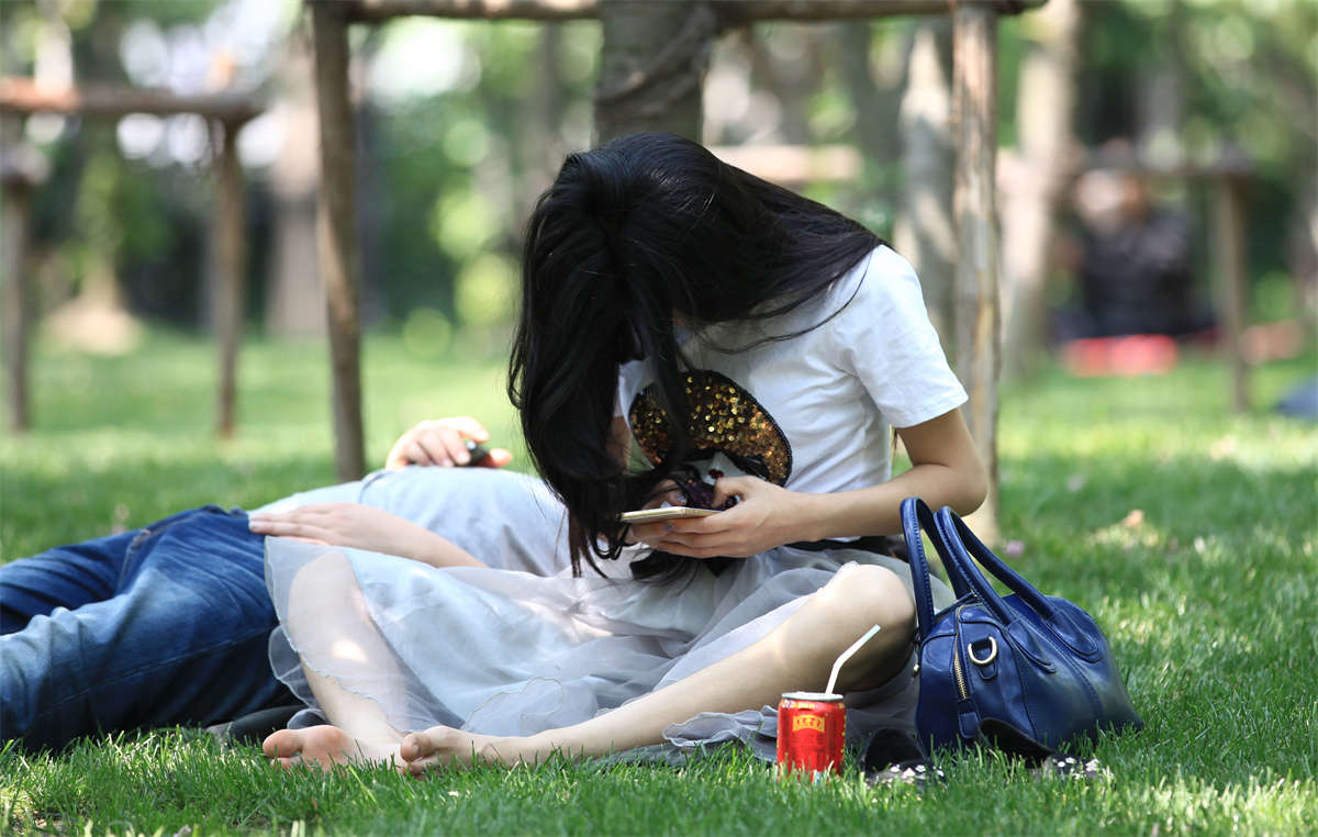 图片[2]-踏青公园街拍系列No.1020 少女玉足雪白灵动的特点都表现出来了 第2套-日更街拍